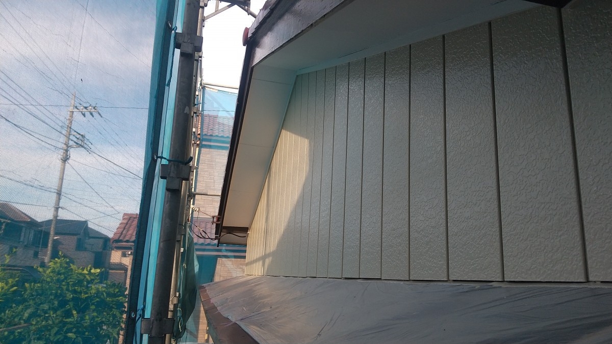 市原市I様邸　外壁塗装の中塗り～上塗りの２段階塗装の大切さ（外壁塗装　中塗り～上塗り編）