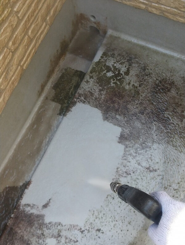 ベランダ床の高圧洗浄中
