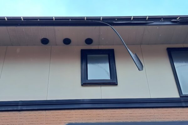 ゲリラ豪雨・雹(ヒョウ)被害で屋根や外壁が損傷！修理方法や費用相場、火災保険の適用
