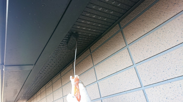 外壁塗装・水切り板金修繕_軒天塗装中