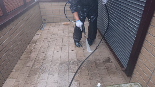 外壁塗装・水切り板金修繕_ベランダ高圧洗浄