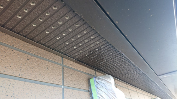 外壁塗装・水切り板金修繕_軒天塗装途中