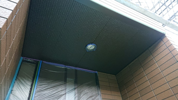 外壁塗装・水切り板金修繕_玄関の上