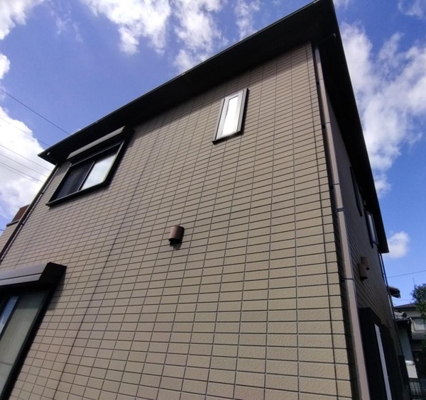 外壁塗装・水切り板金修繕_無料現場調査の様子_クリヤー塗装