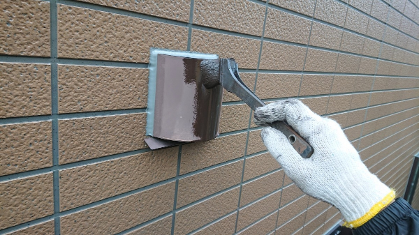 外壁塗装・水切り板金修繕_換気口塗装中