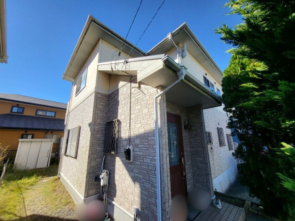 屋根カバー・外壁塗装_玄関前斜め