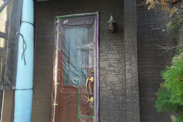 屋根カバー・外壁塗装_上塗り後（玄関）