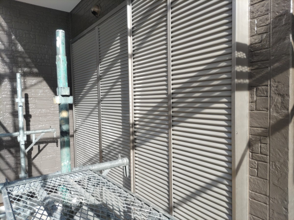 屋根カバー・外壁塗装_雨戸塗装前