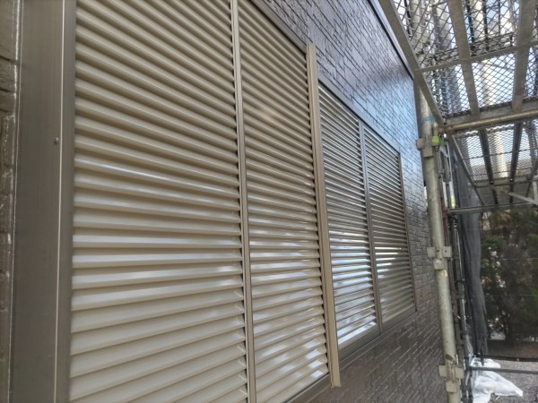 屋根カバー・外壁塗装_雨戸塗装後