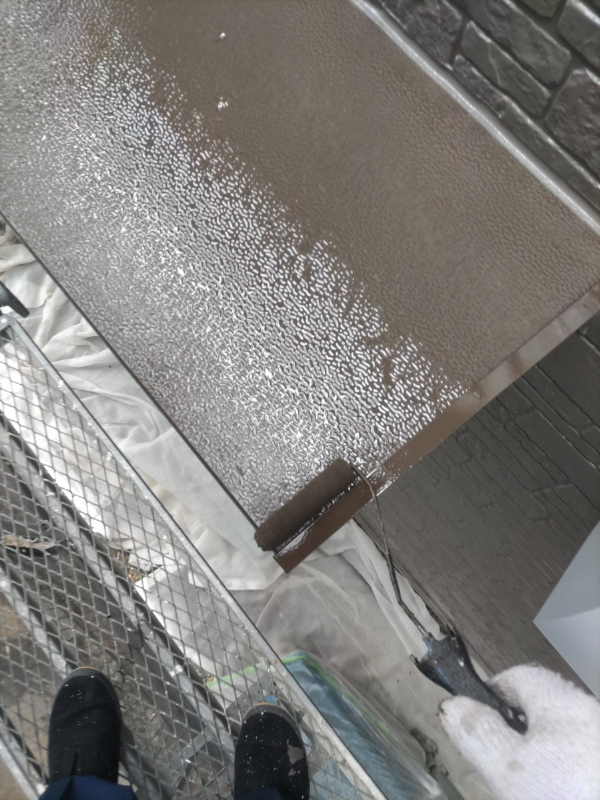 屋根カバー・外壁塗装_庇上塗り2