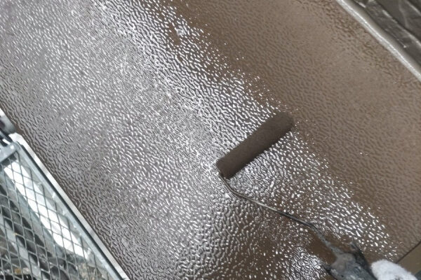 屋根カバー・外壁塗装_庇上塗り1