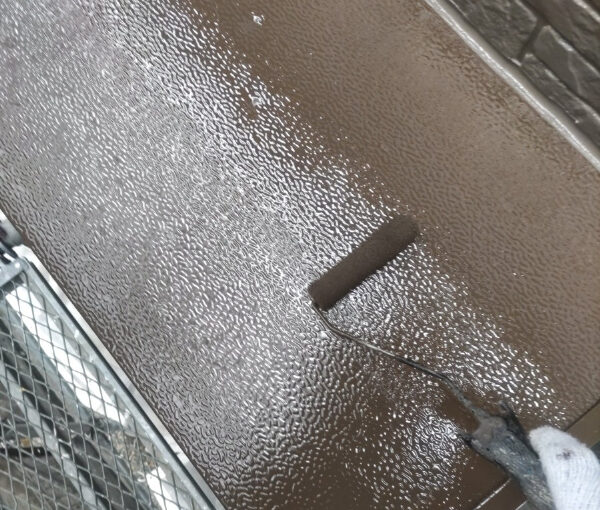 屋根カバー・外壁塗装_庇上塗り1