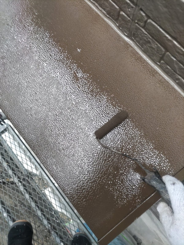 屋根カバー・外壁塗装_庇上塗り1