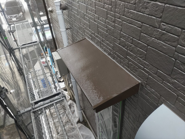 屋根カバー・外壁塗装_庇塗装完了