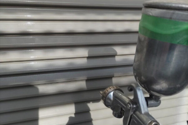 屋根カバー・外壁塗装_雨戸吹き付け