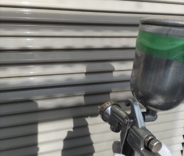 屋根カバー・外壁塗装_雨戸吹き付け