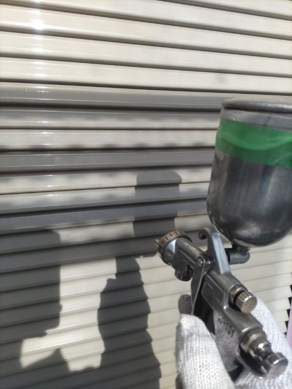 屋根カバー・外壁塗装_雨戸吹き付け