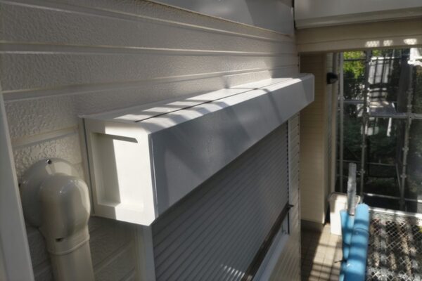 木更津市・Y様｜屋根塗装・外壁塗装⑪_シャッターボックス塗装中