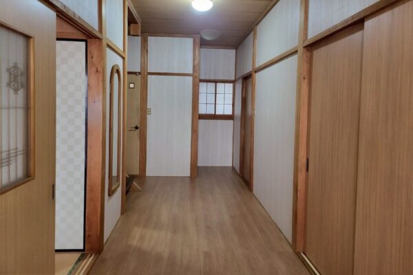 袖ヶ浦市・T様邸｜フロア上張り・クロス工事｜機の温もり溢れる明るい住空間へ一新